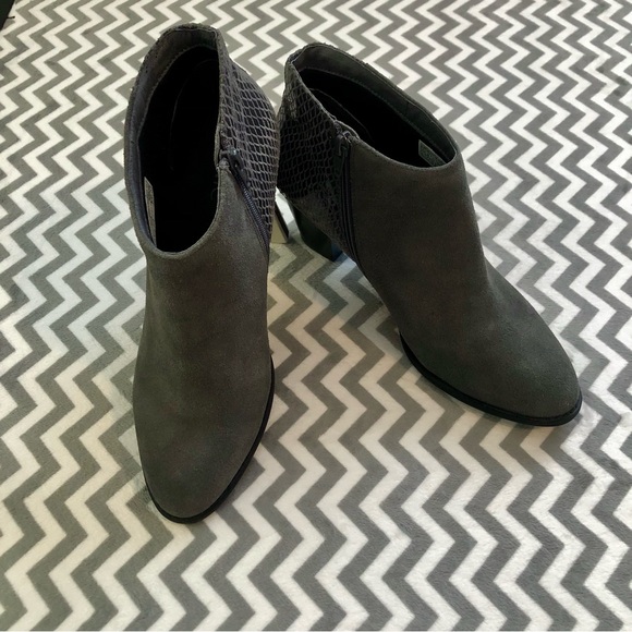 Excellent Vionic Upright Bromley Grey Suede Ankle Booties Arch Support Size 8.5 - Picture 2 of 6